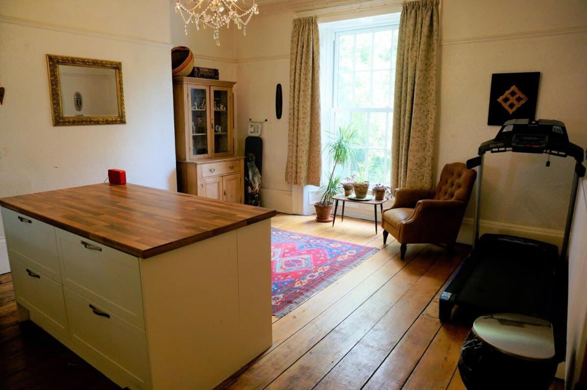 Spacious Town House With Swimming Pool Plymouth Exterior photo